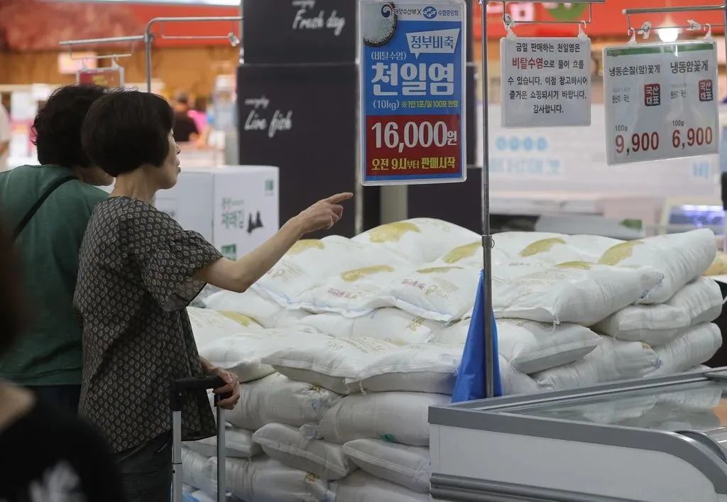 当地时间8月24日,韩国首尔,日本福岛核废水排放当日,韩国民众在超市