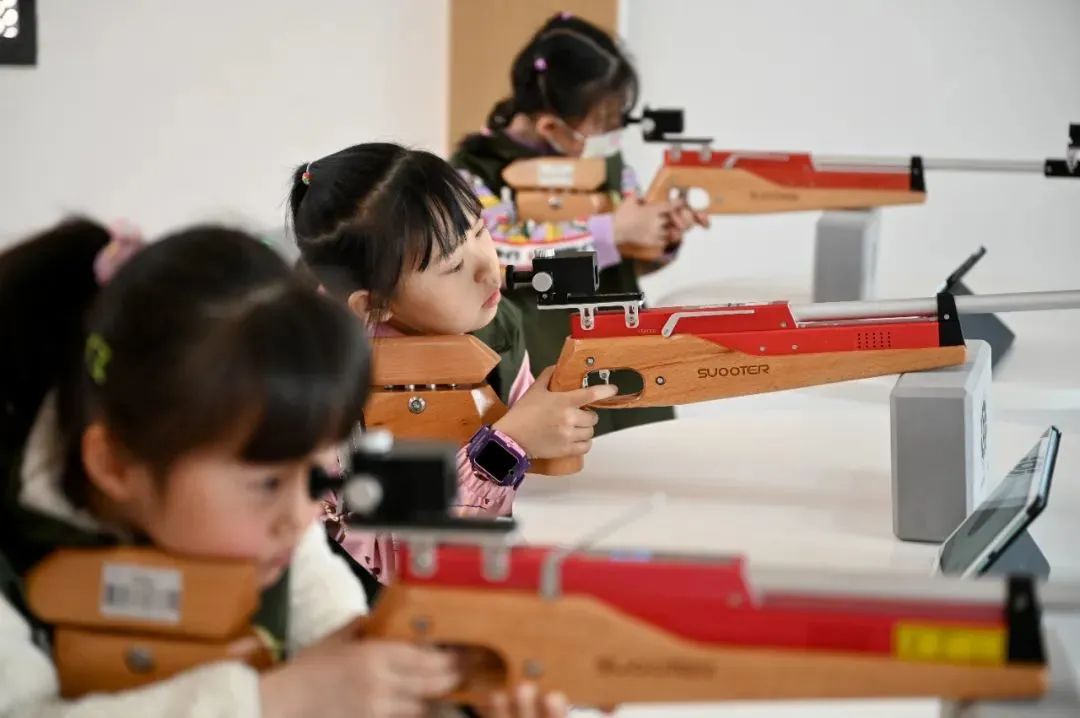 小朋友们在成都市射击射箭运动学校体验射击