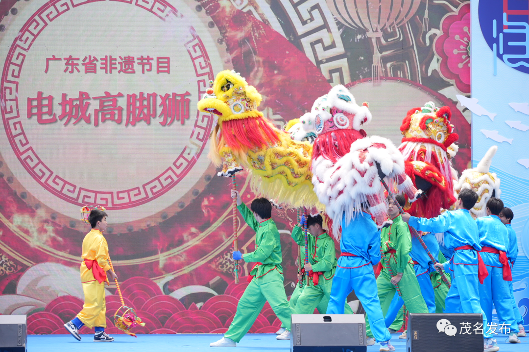 第七届南海(茂名博贺)开渔节祭海仪式上的电城高脚狮表演。李陶然 摄