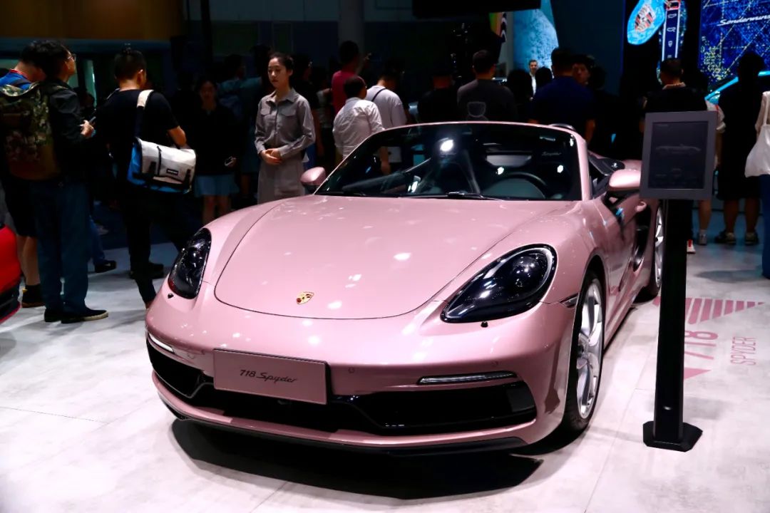 保时捷展出个性颜色定制款,主打一个红起来,粉红,玫红,大红都有.