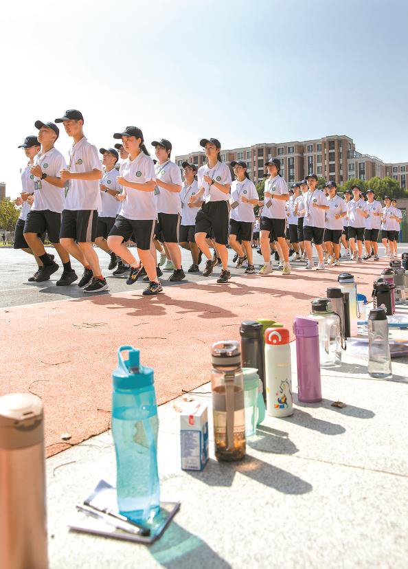 高一新生在操场上军训 本报记者 周馨 摄