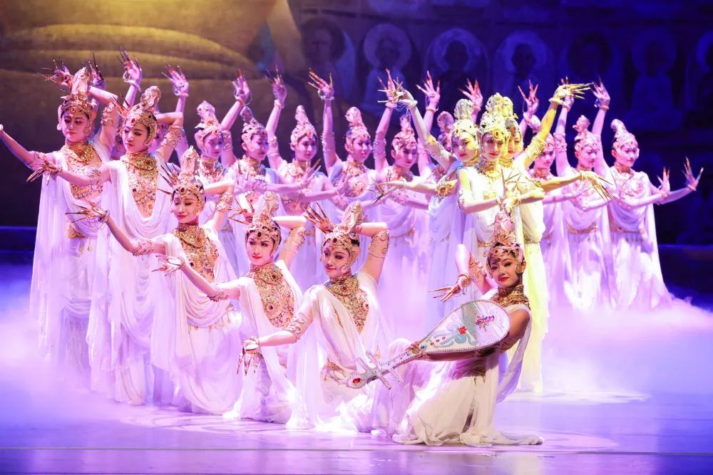 8月23日,演员在甘肃黄河剧院表演《丝路花雨》.新华社记者 马希平 摄