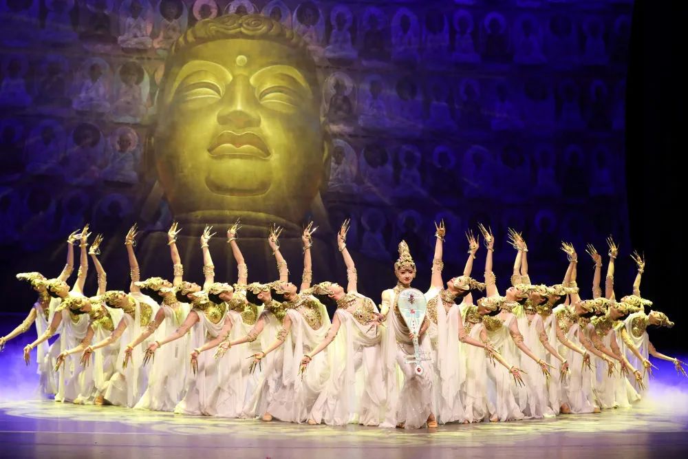 8月23日,演员在甘肃黄河剧院表演《丝路花雨》.新华社记者 马希平 摄