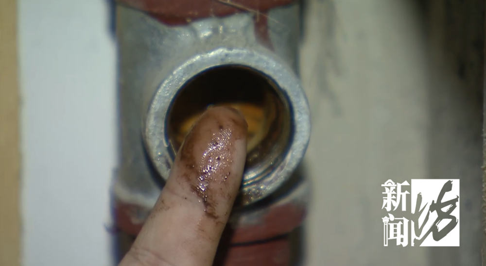 三年来打开水龙头就流出锈水,上海青浦一小区受自来水"变色"困扰|上海