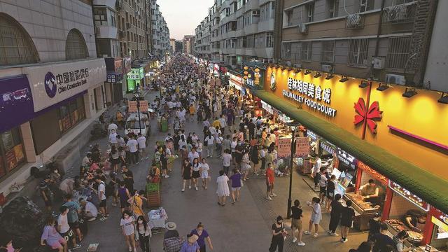图为:桂林路美食街消费火爆.闫寒 摄