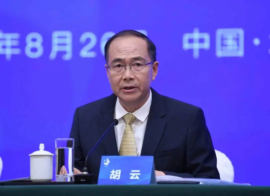 首届金熊猫奖组委会成员,四川省人民政府副省长胡云