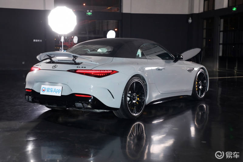 2023成都车展:全新梅赛德斯-AMG SL 63 4MATIC售199.98万元-新浪汽车