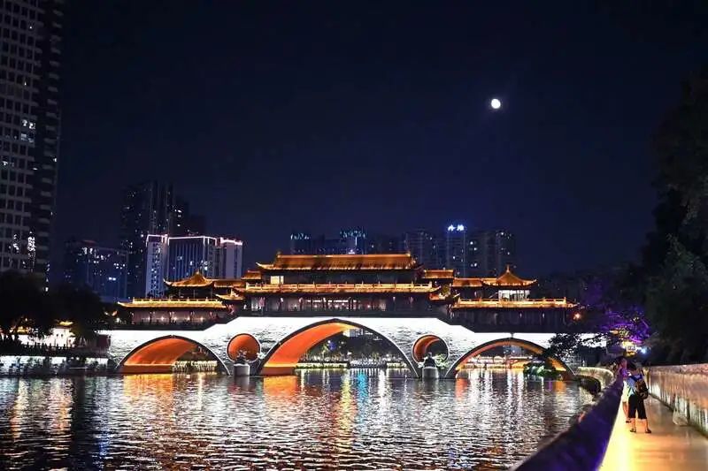 九眼桥横跨锦江,一轮明月高悬.中青校媒记者,首都师范大学 裴梓越/摄