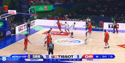 张镇麟在比赛中暴扣。