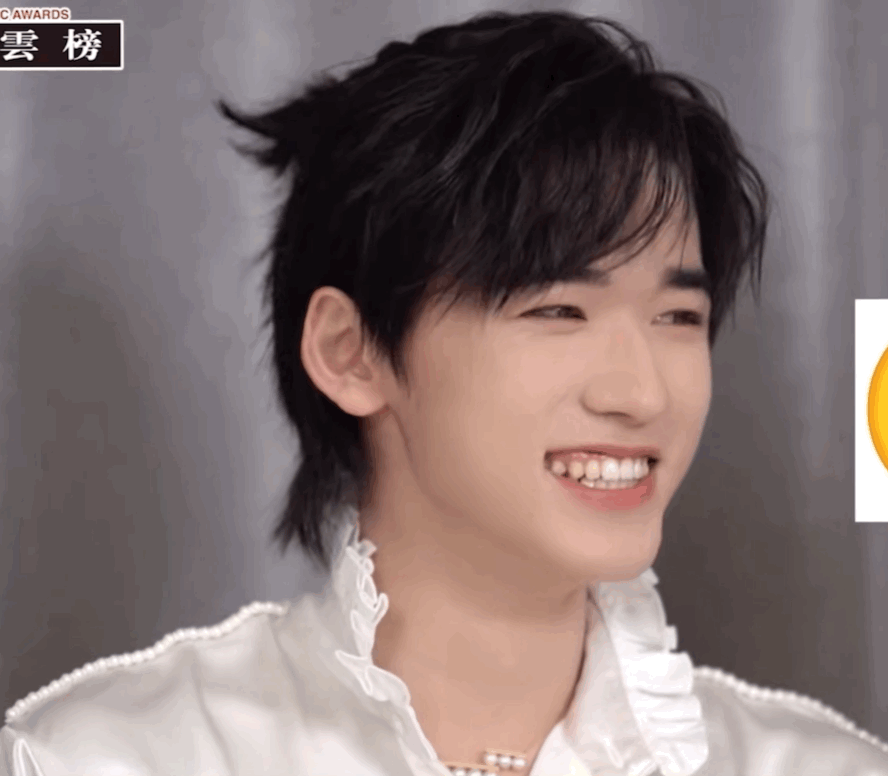 有网友发现时代少年团官博po出的合照