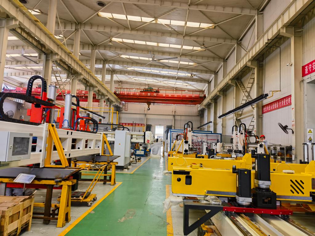 济南奥图自动化股份有限公司生产车间.新华社记者王志 摄