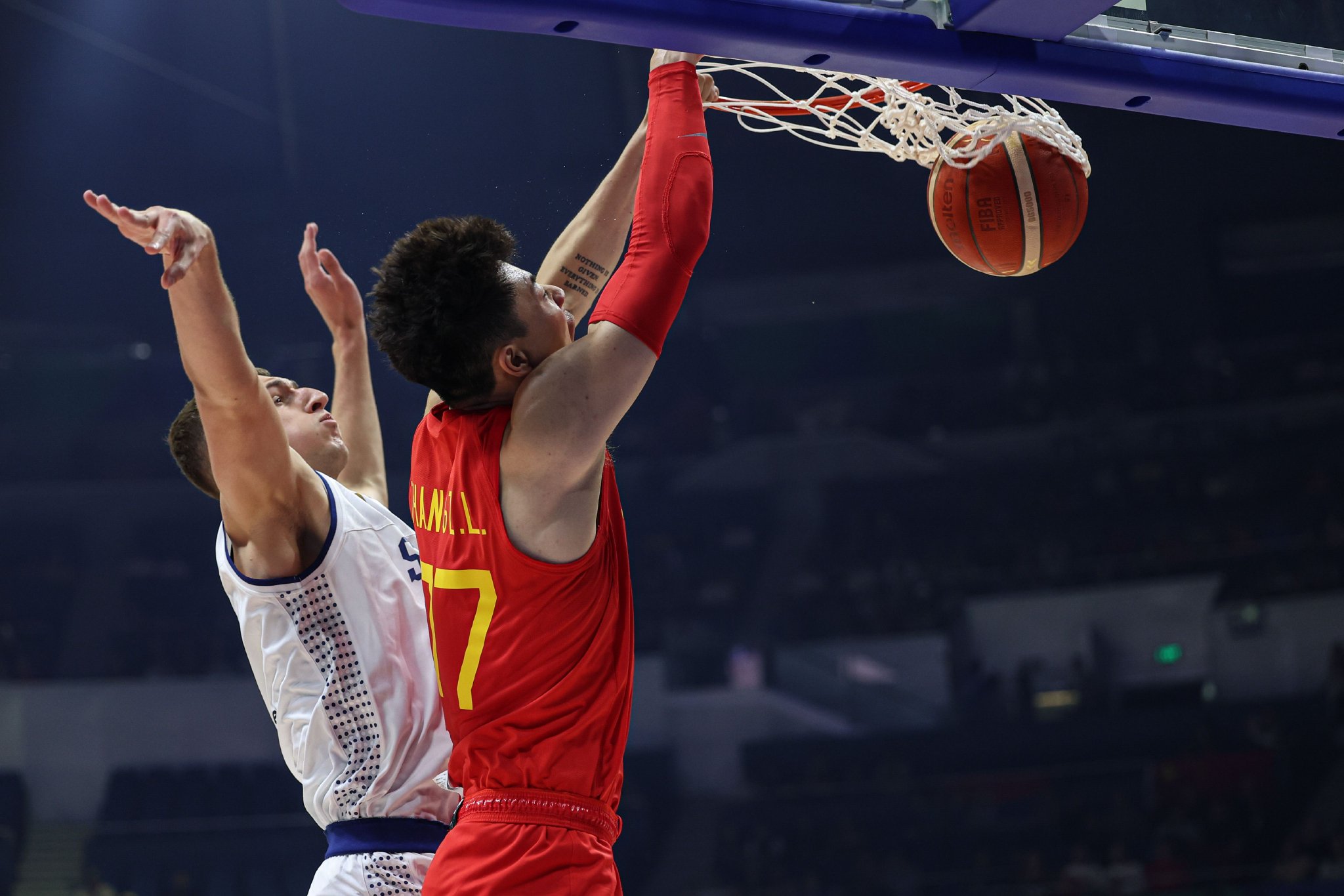 8月26日,中国队球员张镇麟(右)在比赛中扣篮.新华社记者 吴壮 摄