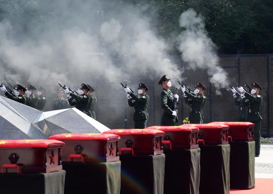 第七批在韩志愿军烈士遗骸回国.徐丹伟摄