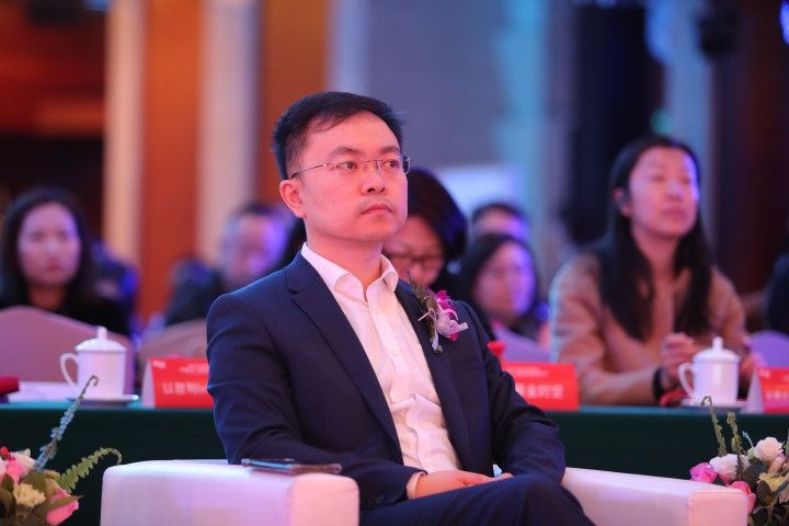 曾经围绕蔡磊的,是精英主义和商业逻辑.