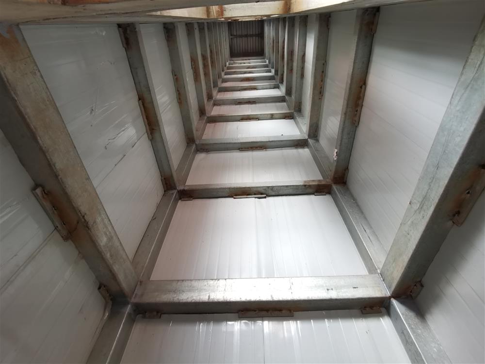 电梯井的钢结构框架从下到上一览无余.