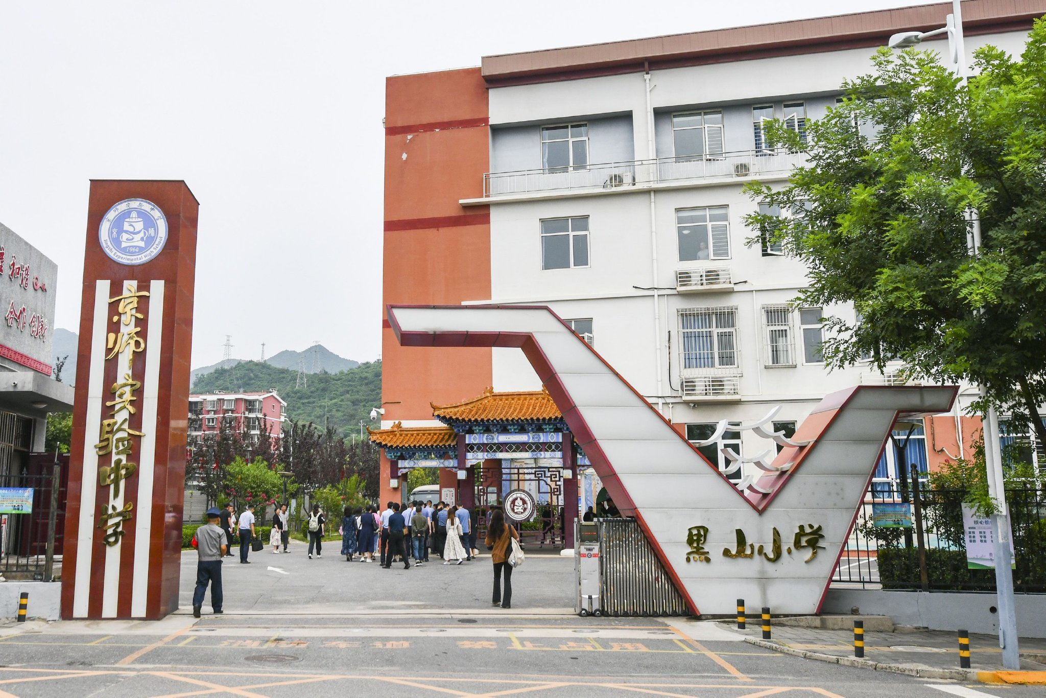 在门头沟京师实验中学,受洪水影响借址开学的黑山小学已布置妥当,准备