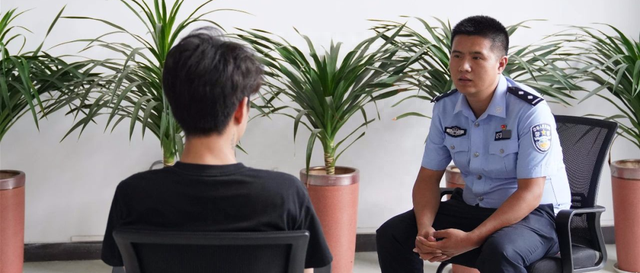 他过着忧心忡忡的生活面对着形形色色的诈骗分子身份证也被收走但现实