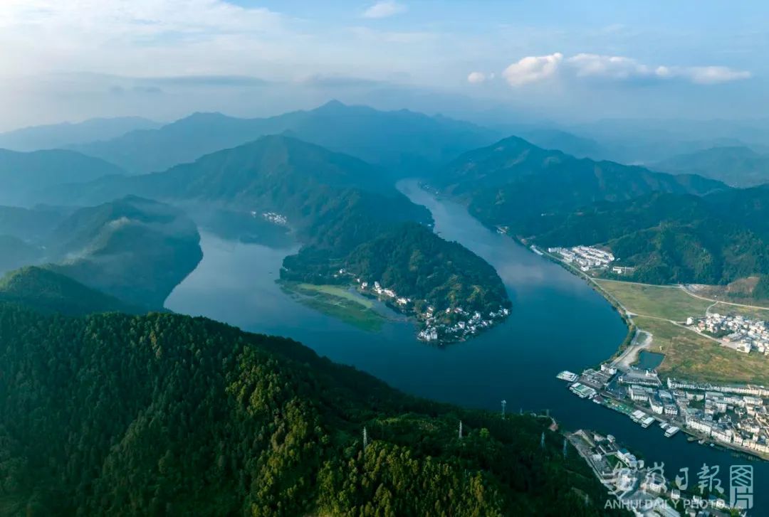 黄山市歙县深渡镇段新安江。肖本祥 摄