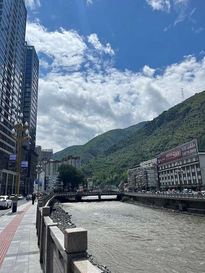 梭磨河旁的马尔康市区 图源:时代财经 张汀雯/摄