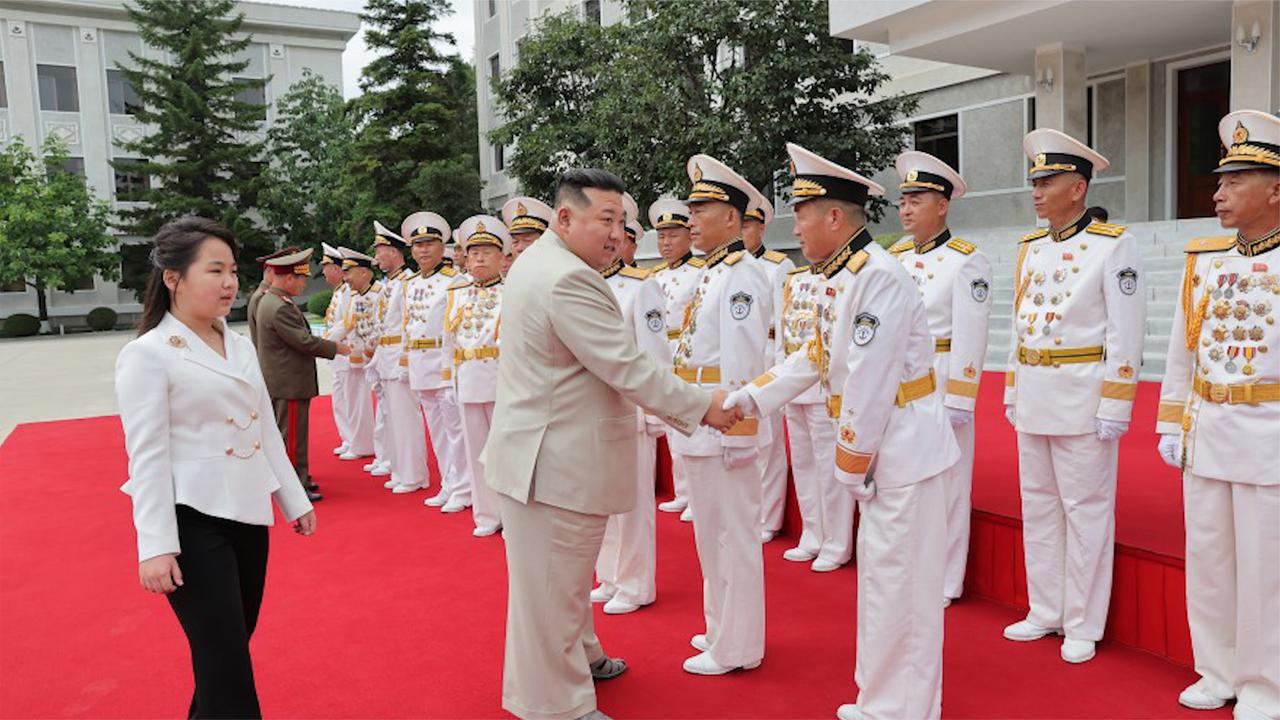 金正恩视察朝鲜人民军海军司令部