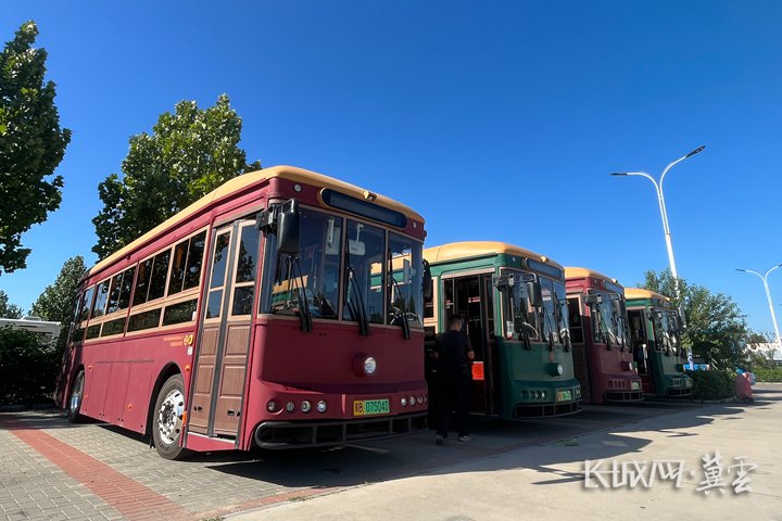 在公交南湖停车场准备发车的纯电动仿古铛铛车.