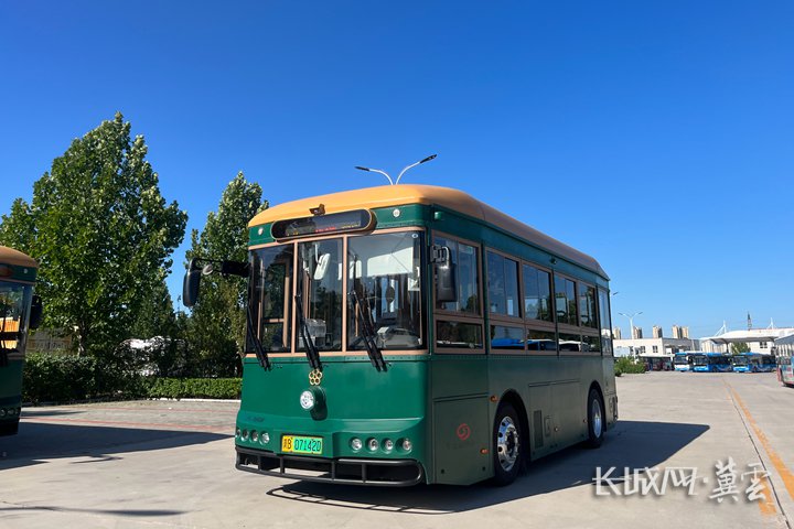 在公交南湖停车场准备发车的纯电动仿古铛铛车.