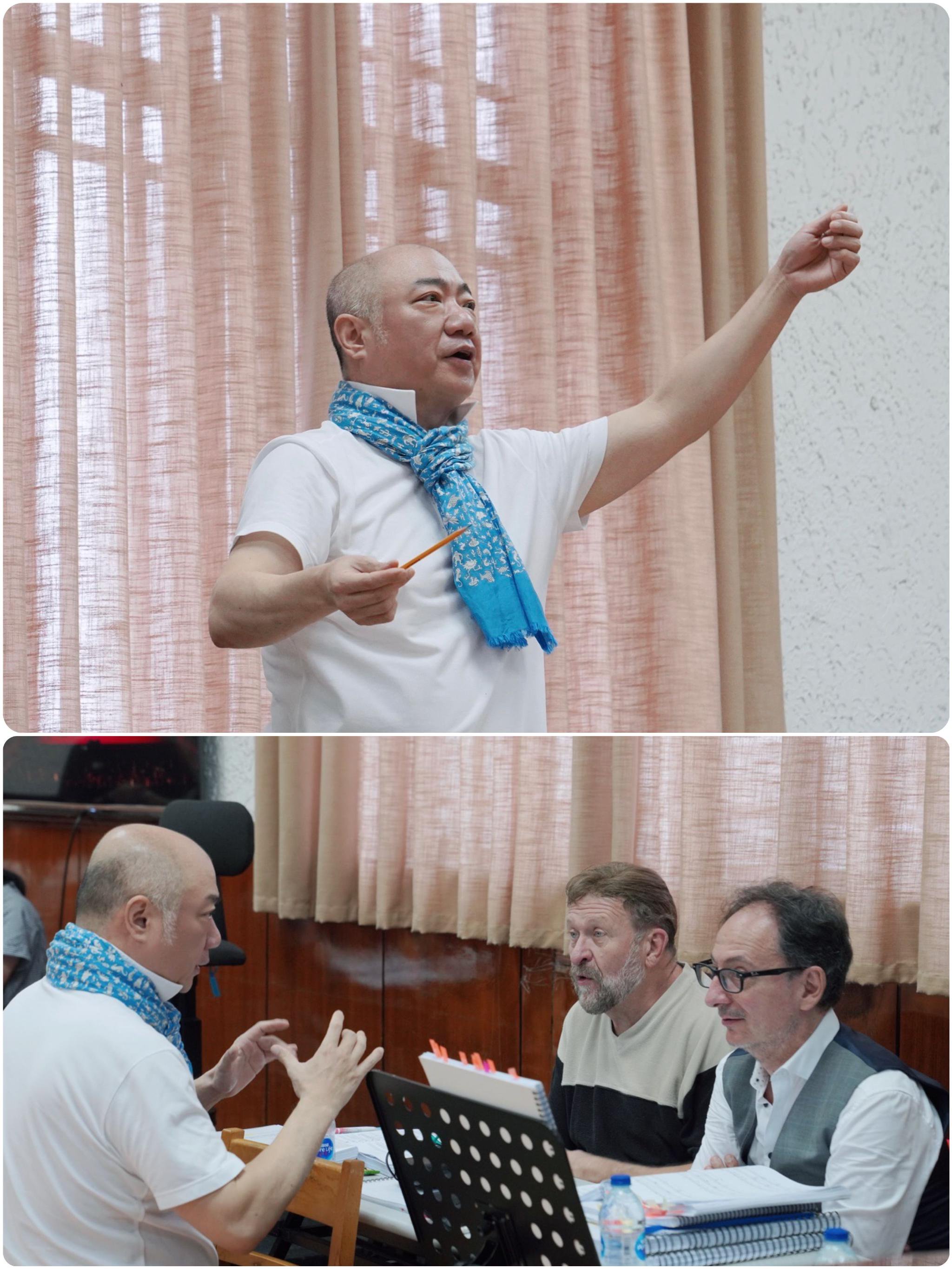 许忠在排练现场