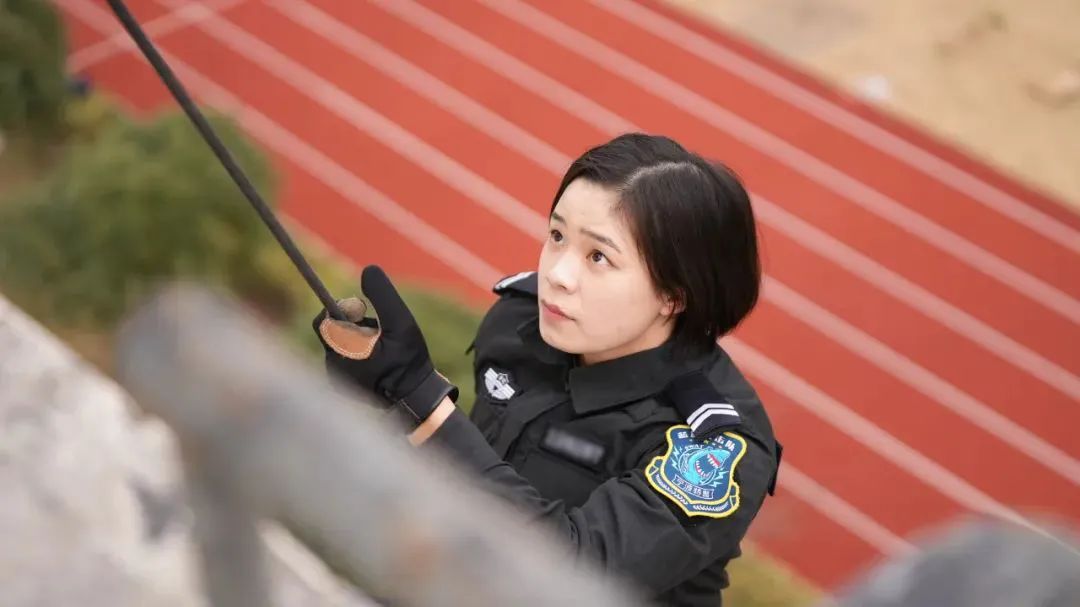 这个女特警,前国家队队员!