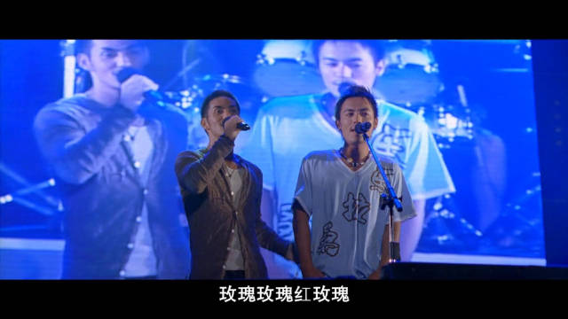 《海角七号》中，“岛歌王子”和范逸臣合唱了经典的《野玫瑰》_新浪新闻