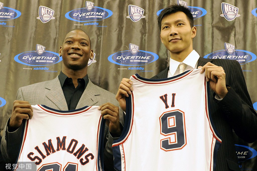 2008年7月9日,美国新泽西,易建联正式亮相美国nba新泽西篮网.