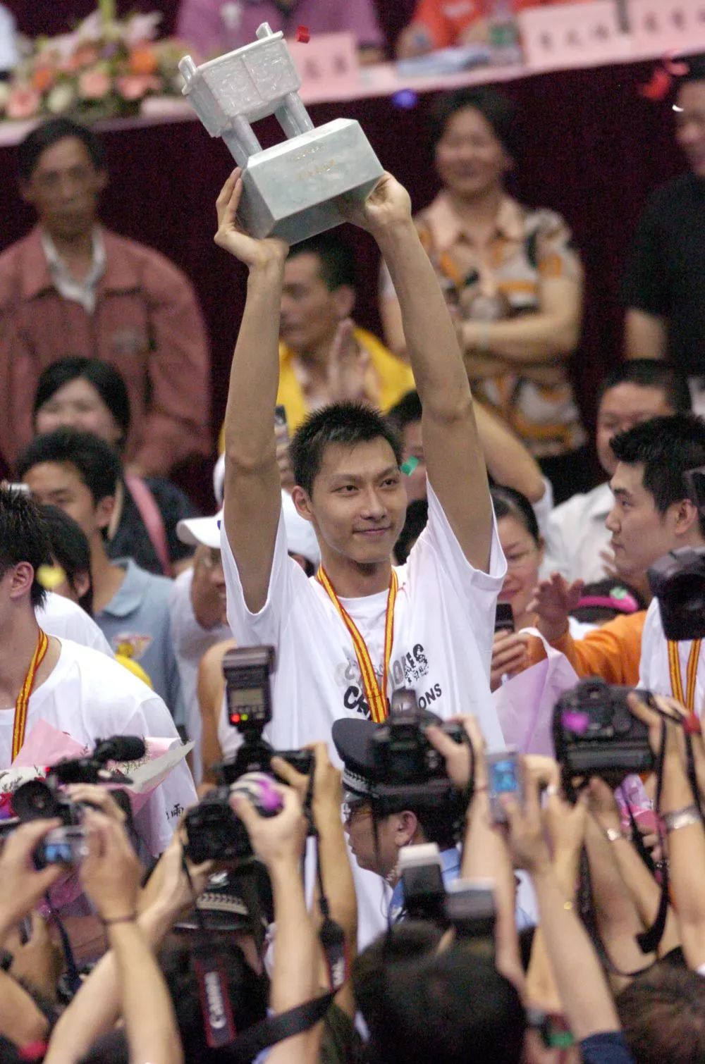2006年4月19日,广东队球员易建联(中)在2005-2006赛季cba总决赛颁奖