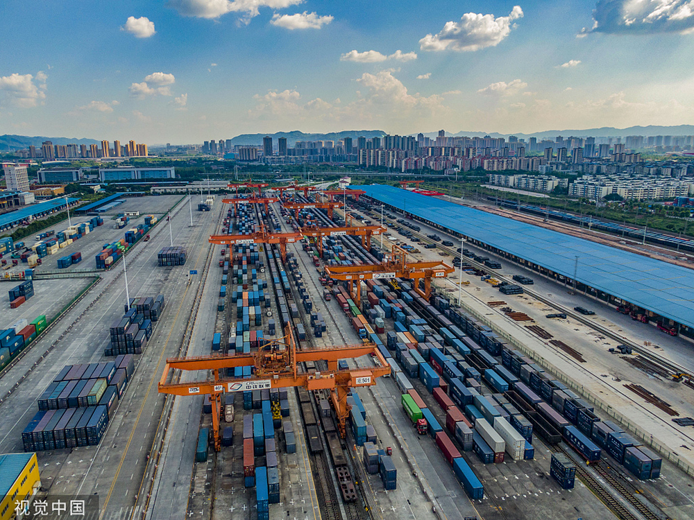 2023年8月9日,重庆,沙坪坝区重庆国际物流枢纽园区内一派繁忙景象.