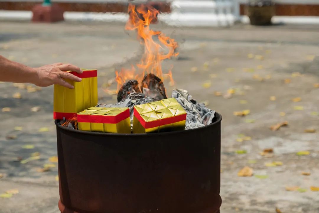 火焰升腾,浓烟滚滚,碎纸乱飞,中元节"街头烧纸"如何治?