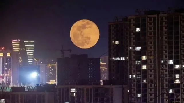 ▲拍摄于2021年4月28日的超级月亮（图片来源：人民日报）