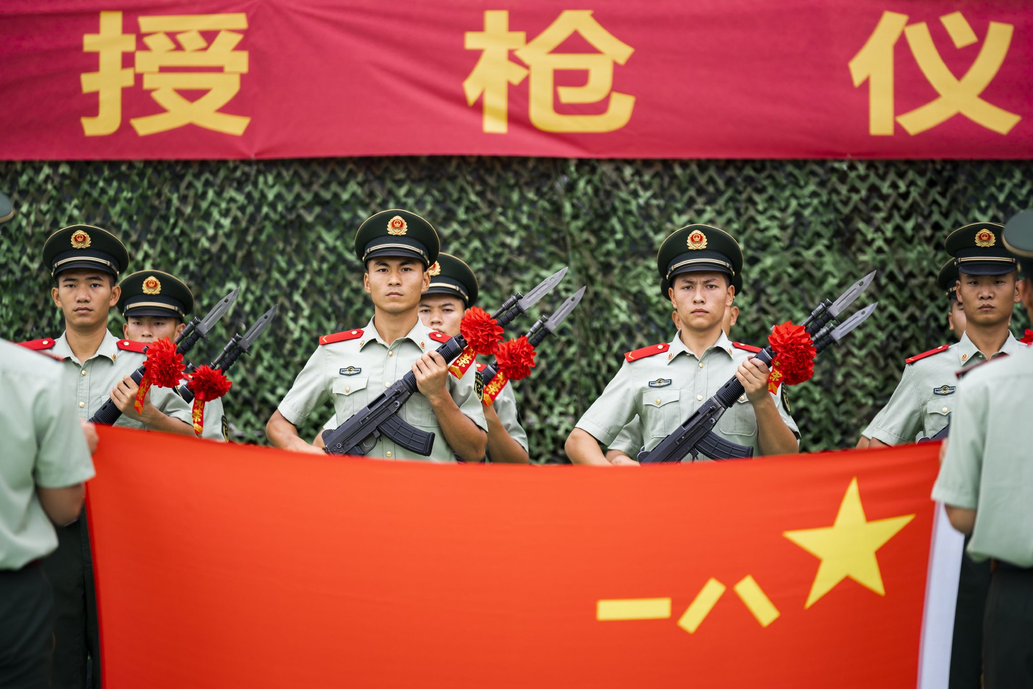 新战士们在武警部队旗的见证下庄严宣誓李庆 摄