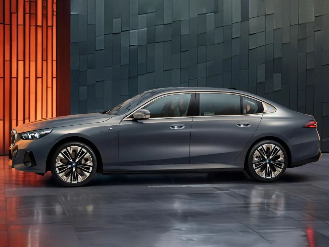 豪华C级标杆将换代，现款直降8万+，买新还是买旧？