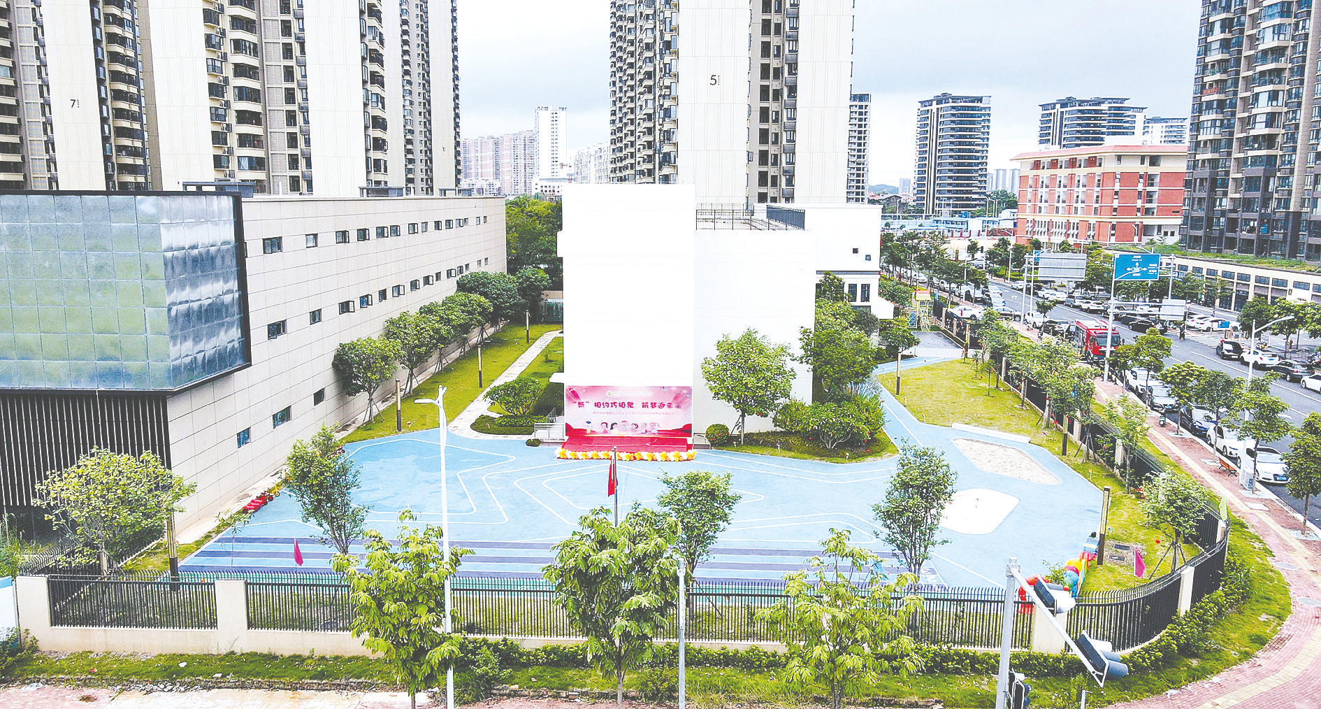 本报记者叶子榕 摄▲南宁市林里桥中段幼儿园泰安分园教师向孩子