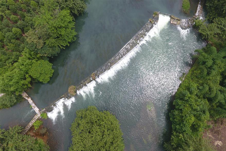广西兴安县灵渠水道上建设的灌溉堰坝(2017年6月8日摄).