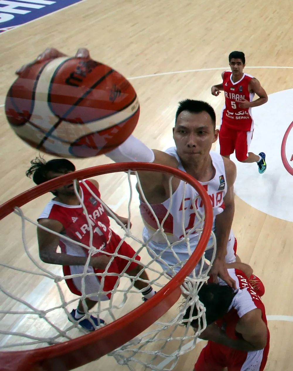 易建联宣布退役,结束21年篮球生涯!网友:青春落幕了