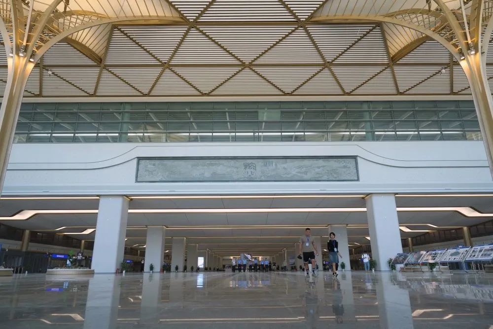 这是新建成的福厦高铁福州南站站房候车大厅(8月29日摄).