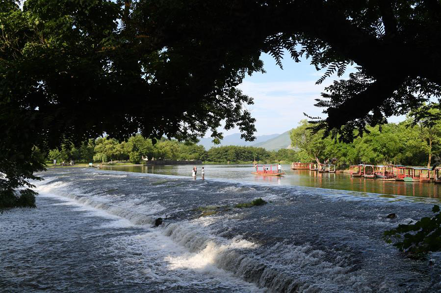 游客在广西兴安县灵渠游览(2017年6月7日摄).图|新华社记者 陆波岸 摄