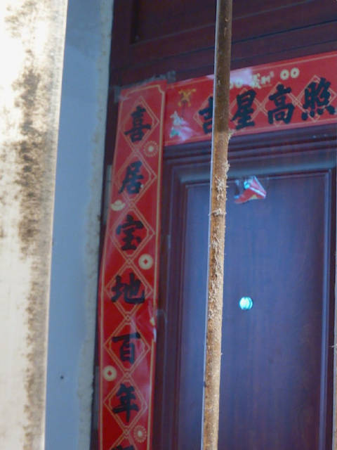 家门都快打不开了!这防盗门装的走廊归邻居了_新浪新闻