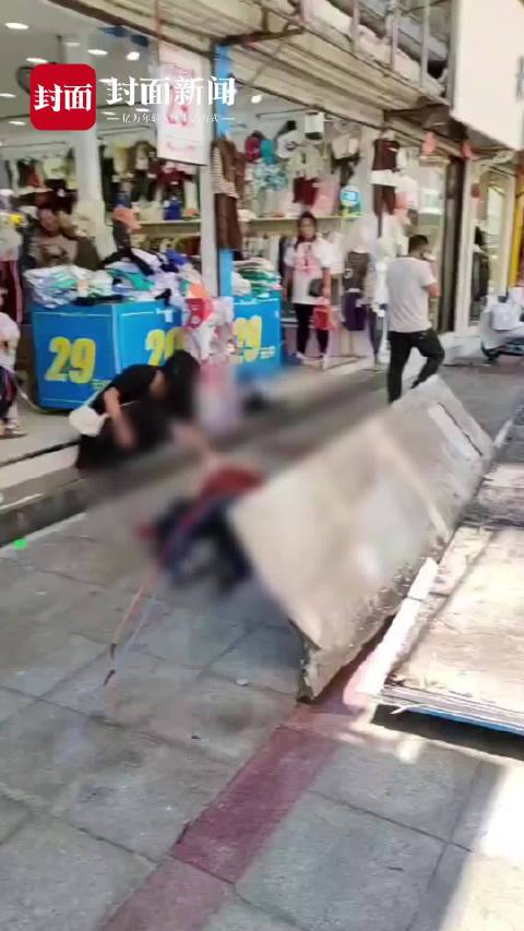 步行街广告牌掉落砸伤路人 目击者后怕:半小时后手都还在抖|砸伤|目击者_新浪新闻