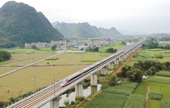 图为新型复兴号动车组列车昨天在贵南高铁广西河池境内试跑(无人机