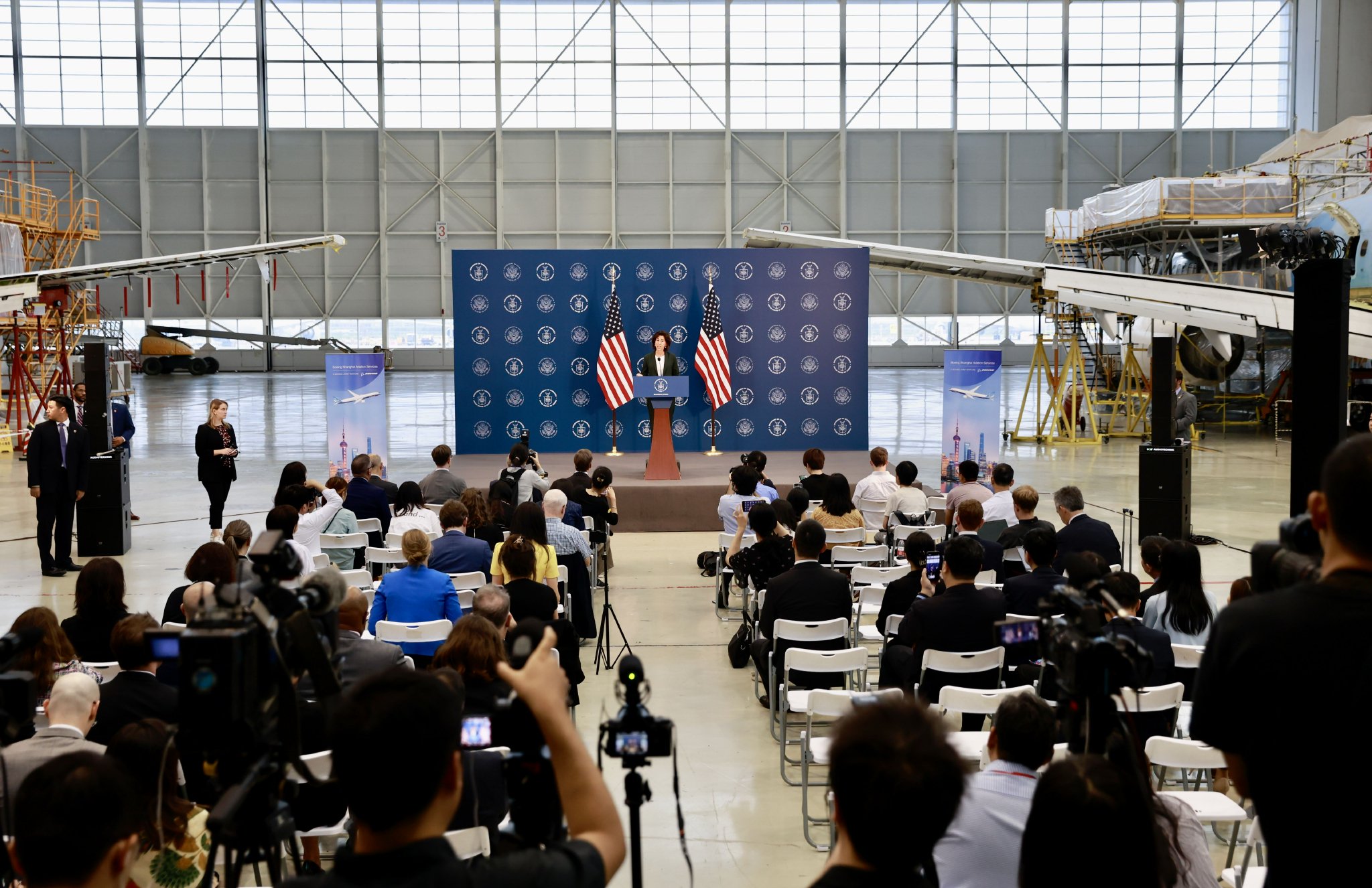 美国商务部部长雷蒙多结束访华,称将一步一步地解决问题