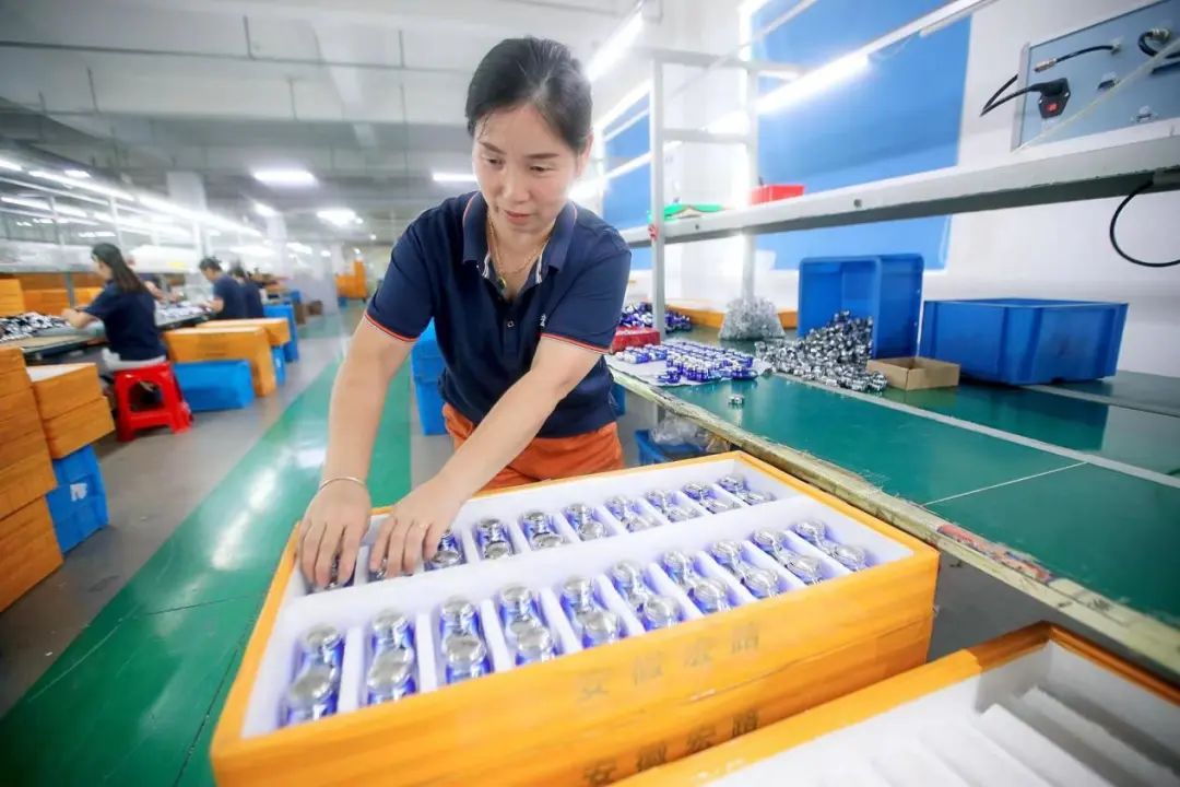 工人将产品装箱&nbsp;张建/摄