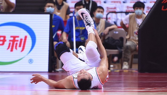 2019-2020赛季cba总决赛,易建联受伤(图片来源:视觉中国)