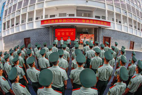 武警广西总队崇左支队:退役士兵卸衔泪别军营