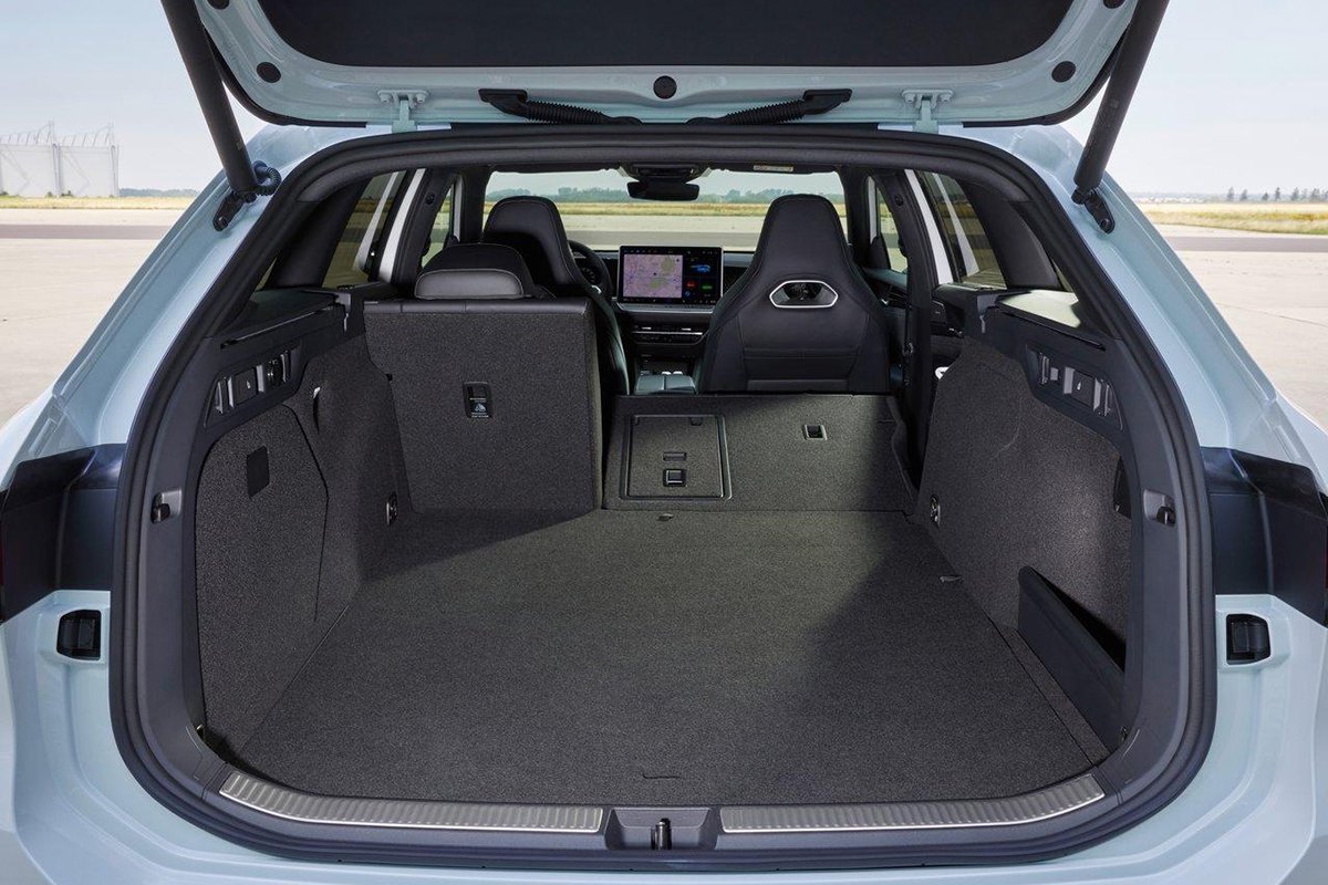 根据官方数据显示,新车的后备厢标准容积达到690l,在放倒后排座椅