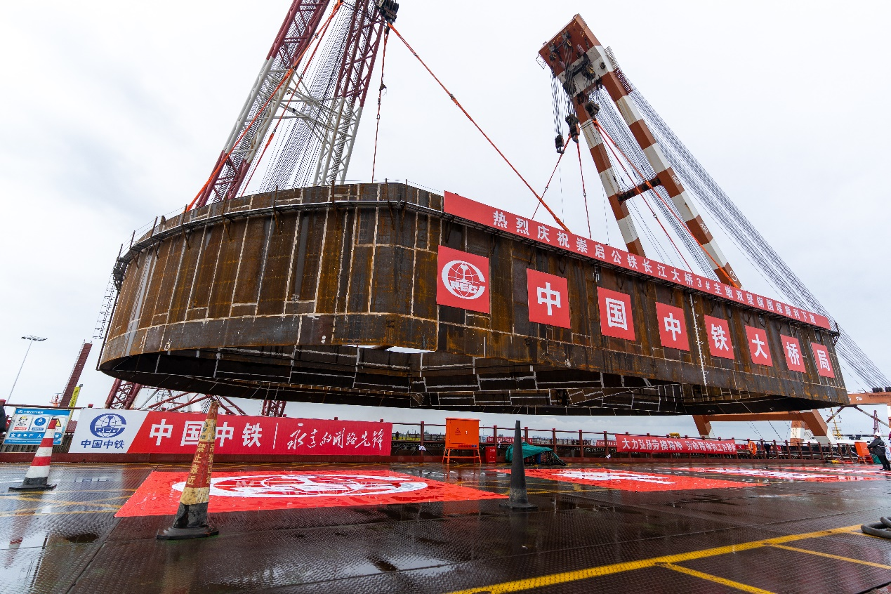 此次吊装的3号主墩钢围堰为非标准圆端型双壁钢套箱结构,长72